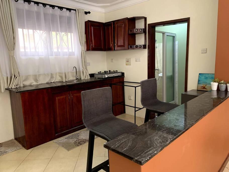 Cozy 2-Bedroom Apartment Within City Limits. Kampala Kültér fotó