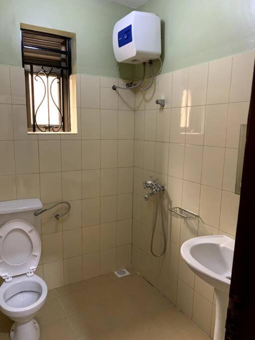 Cozy 2-Bedroom Apartment Within City Limits. Kampala Kültér fotó